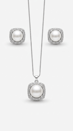 Glam Pearl Necklace