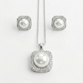 Glam Pearl Necklace