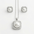 Glam Pearl Necklace