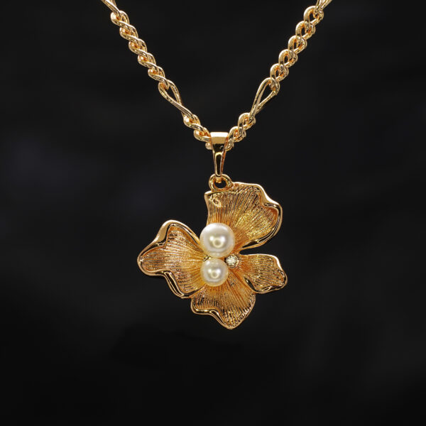 Pearls Petal Pendant