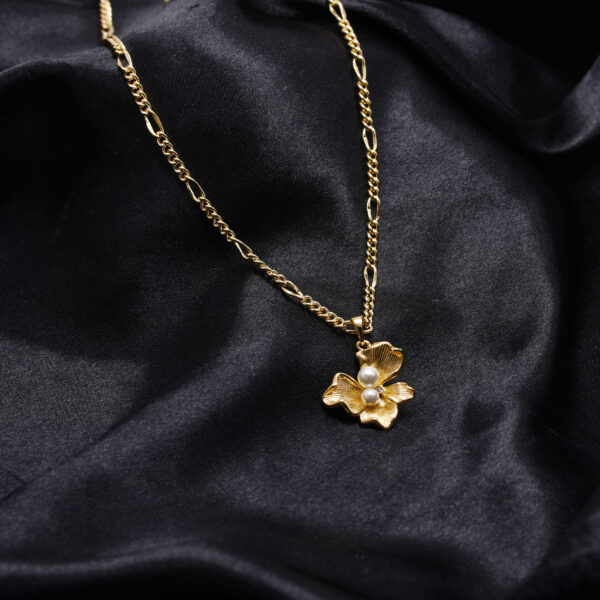 Pearls Petal pendent