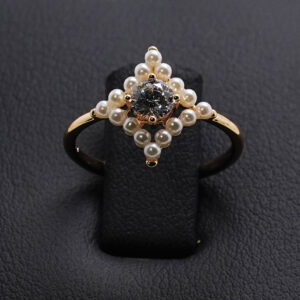 E;egant golden ring witj crystal stones and pearl accents in a diamond pattern,luxury design