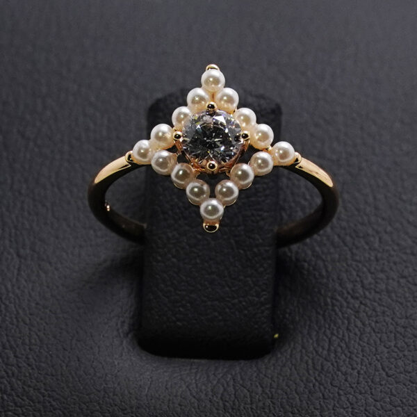 E;egant golden ring witj crystal stones and pearl accents in a diamond pattern,luxury design